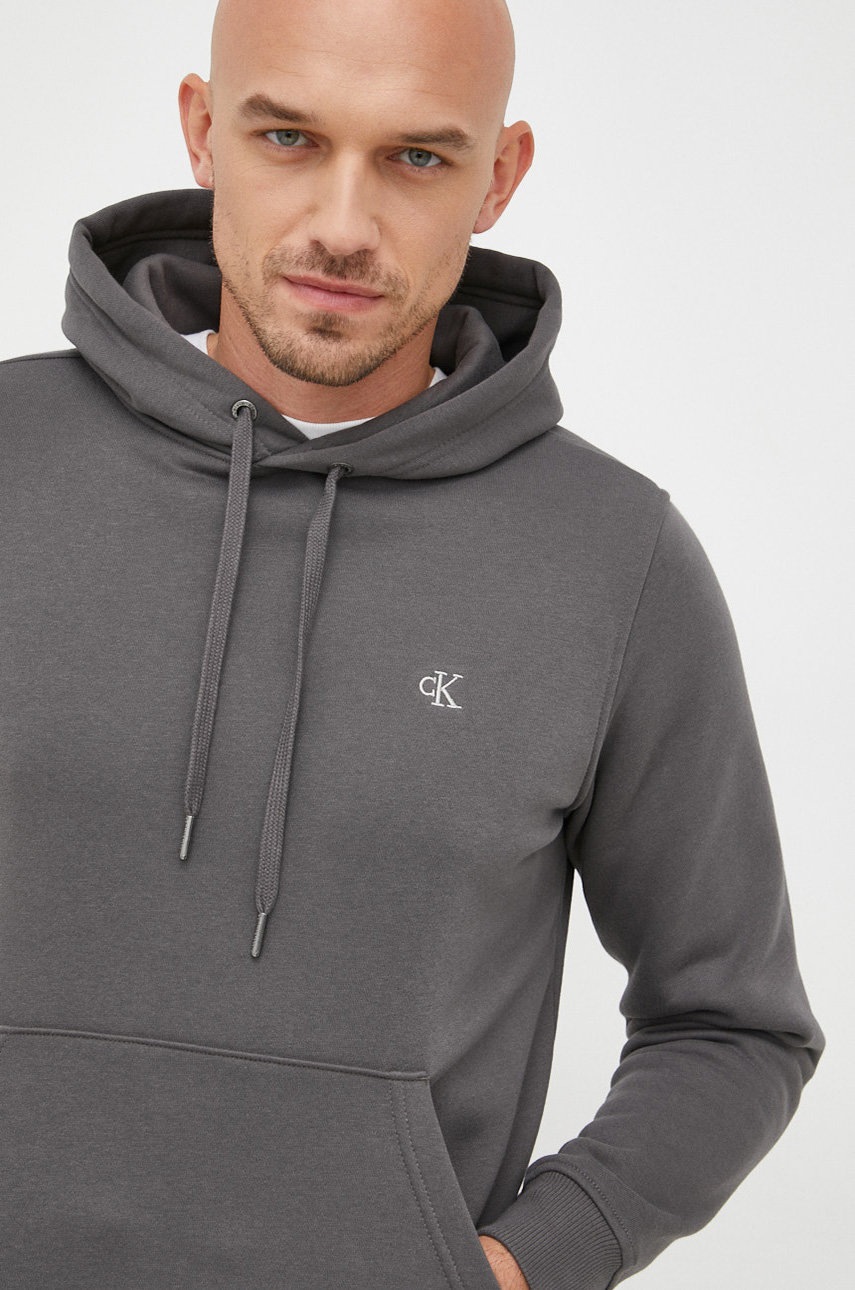 

Суичър Calvin Klein Jeans в сиво с качулка с апликация, Сив