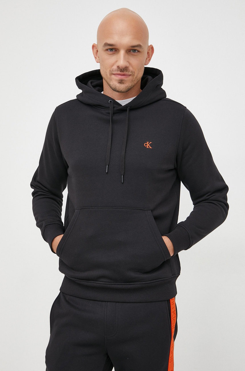 

Суичър Calvin Klein Jeans в черно с качулка с апликация, Черен