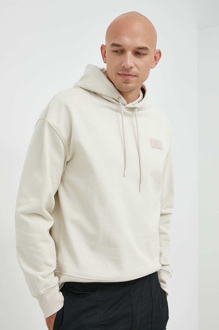 

Памучен суичър Calvin Klein Jeans в бежово с качулка с апликация, Бежов