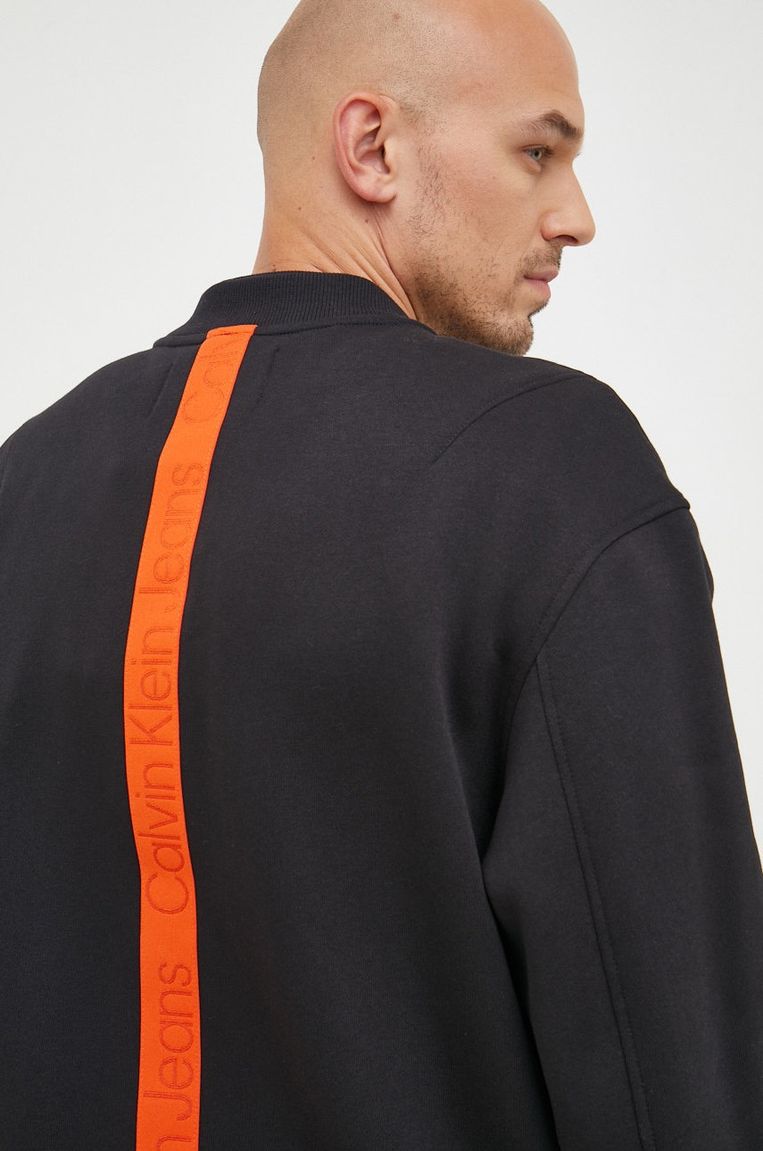 

Суичър Calvin Klein Jeans в черно с апликация, Черен