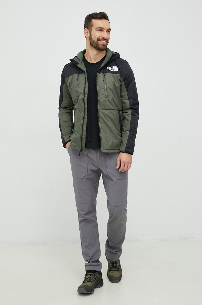 

Куртка The North Face чоловічий колір зелений перехідна