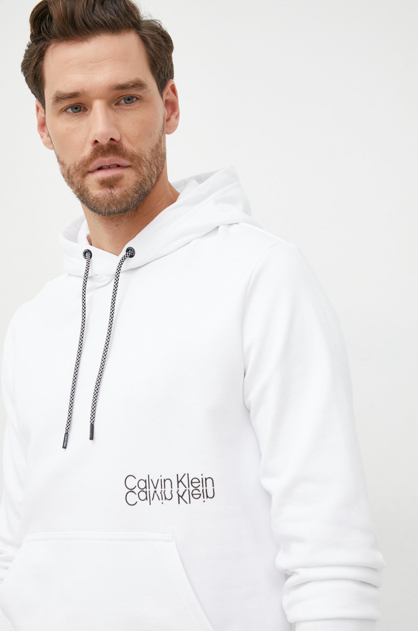 

Памучен суичър Calvin Klein в бяло с принт, Бял