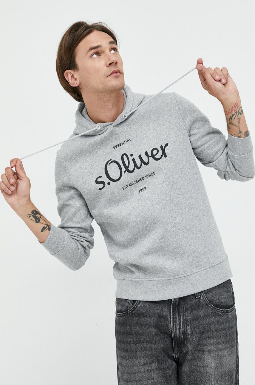s.Oliver bluza barbati, culoarea gri, cu glugă, cu imprimeu answear.ro imagine noua