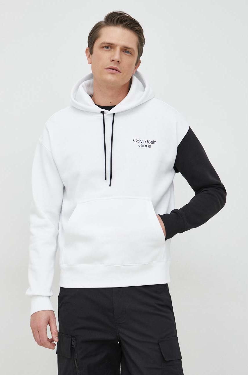 

Суичър Calvin Klein Jeans в бяло с качулка с десен, Бял