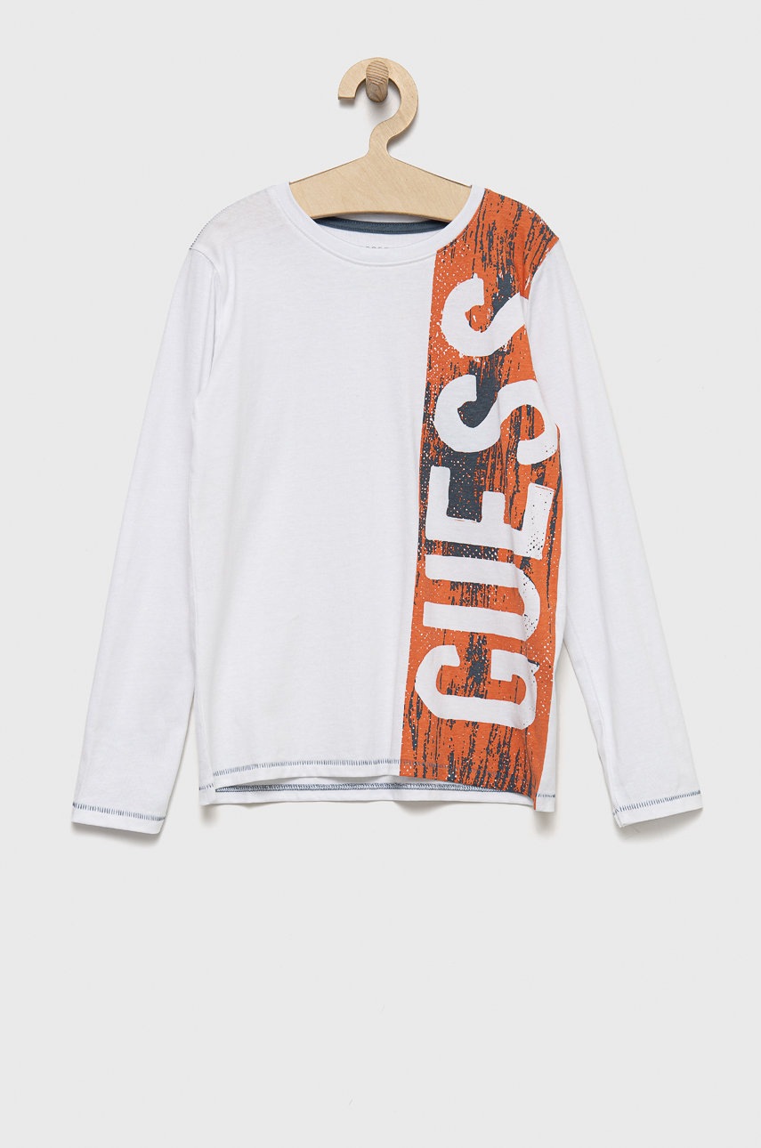 

Хлопковый детский лонгслив Guess цвет белый с принтом