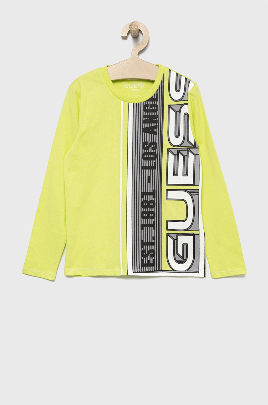 

Хлопковый детский лонгслив Guess цвет зелёный с принтом