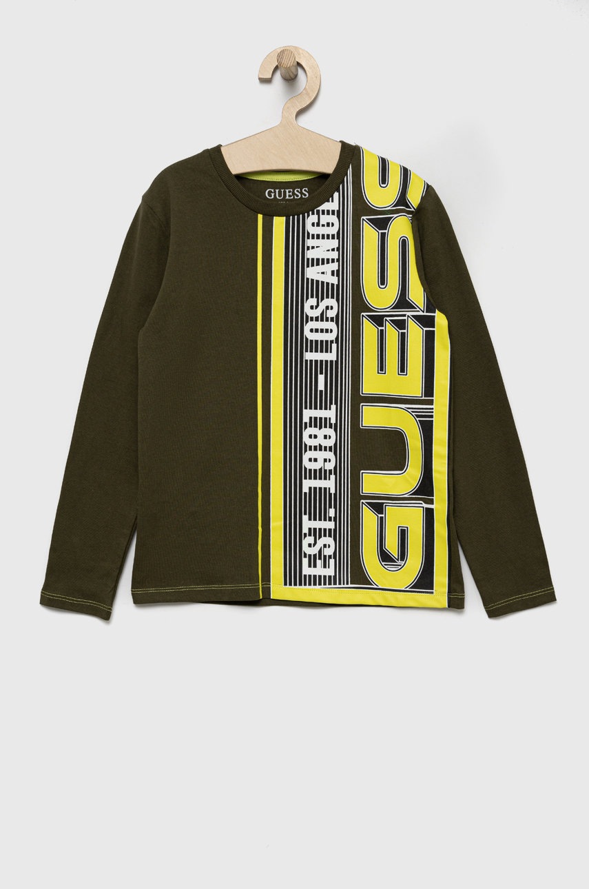 

Хлопковый детский лонгслив Guess цвет зелёный с принтом