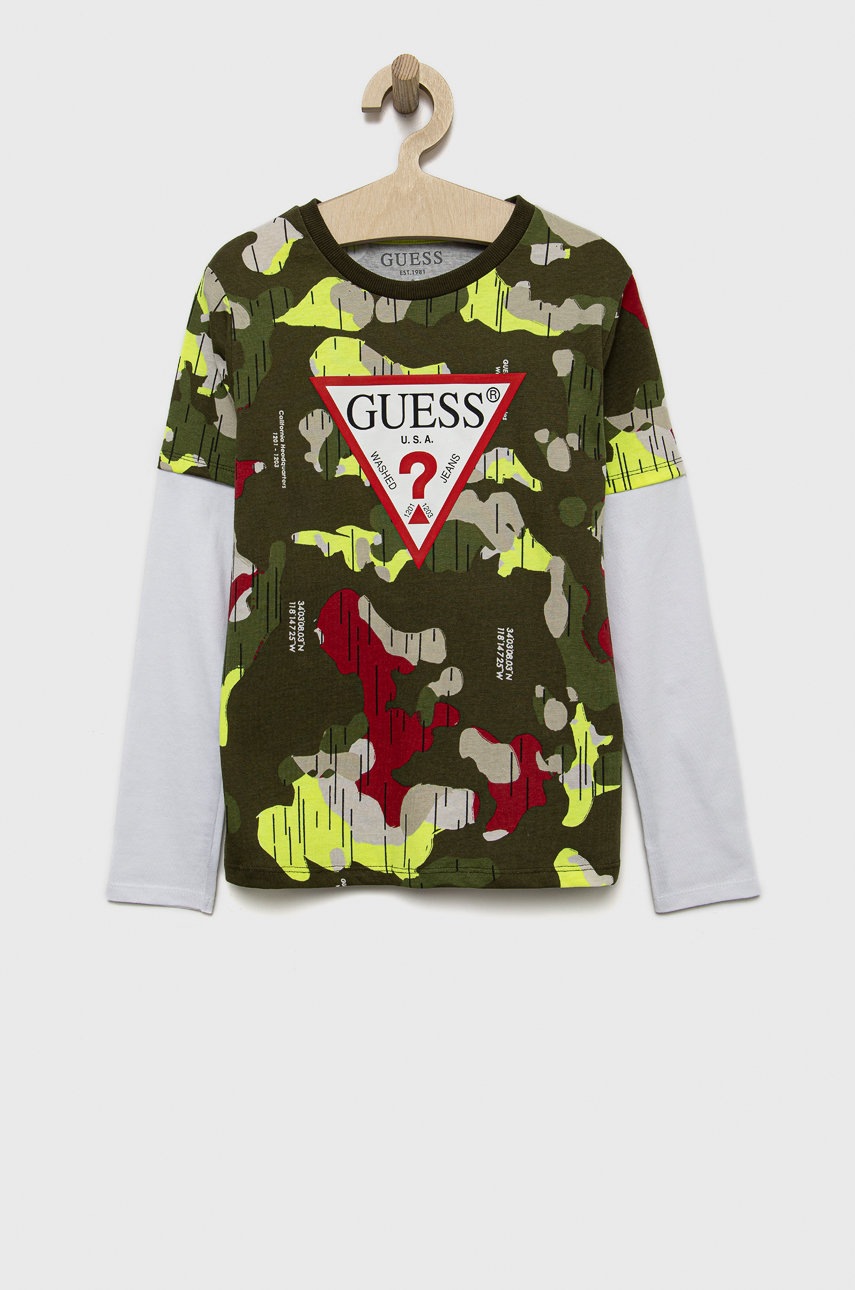 

Дитячий бавовняний лонгслів Guess колір зелений з принтом