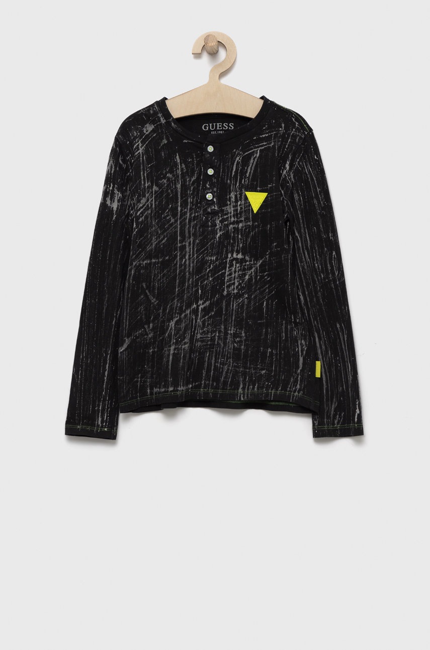 

Хлопковый детский лонгслив Guess цвет чёрный узорный