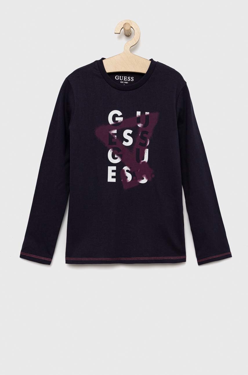 

Хлопковый детский лонгслив Guess цвет синий с принтом