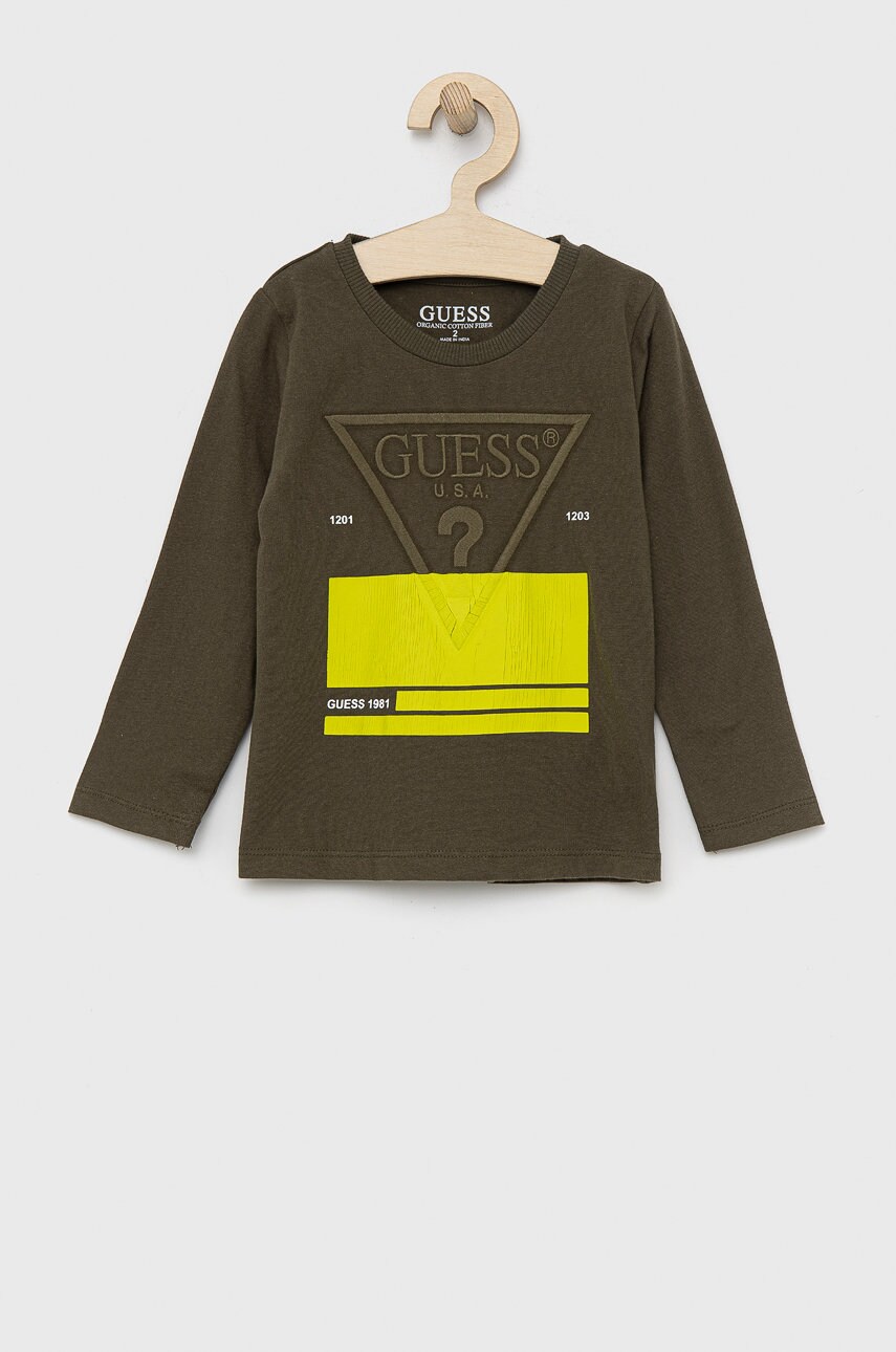

Хлопковый детский лонгслив Guess цвет зелёный с принтом