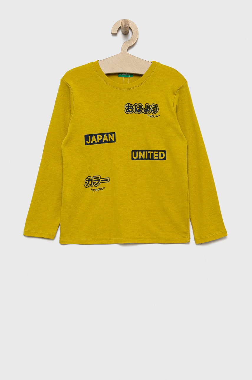

Дитячий бавовняний лонгслів United Colors of Benetton колір зелений з принтом