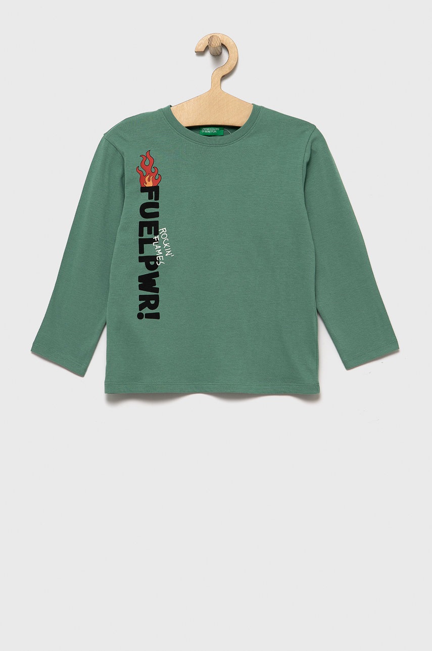 

Хлопковый детский лонгслив United Colors of Benetton цвет зелёный с принтом
