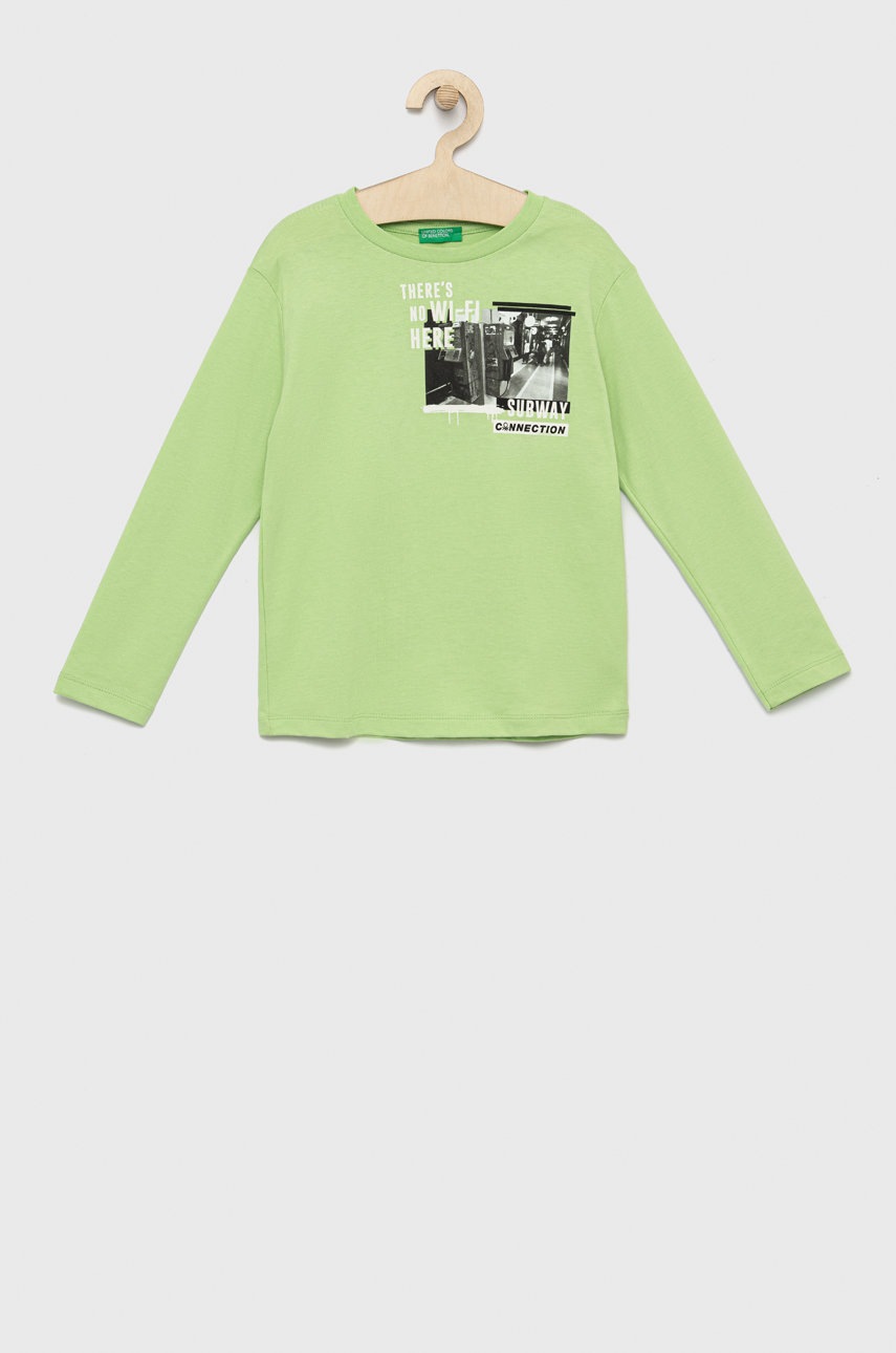 

Хлопковый детский лонгслив United Colors of Benetton цвет зелёный с принтом