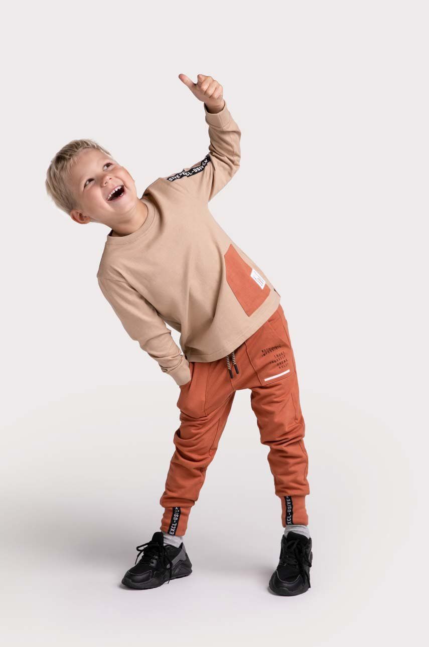 Coccodrillo longsleeve bawełniany dziecięcy kolor beżowy z aplikacją