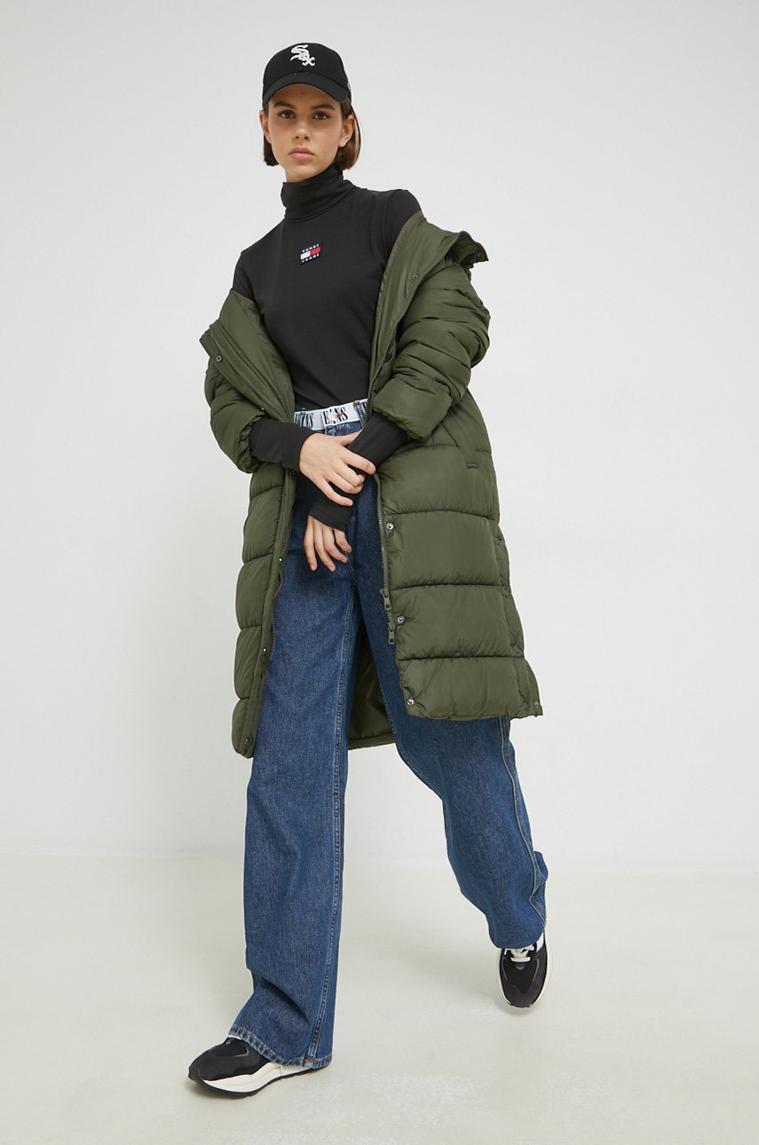 

Лонгслів Tommy Jeans жіночий колір чорний гольф