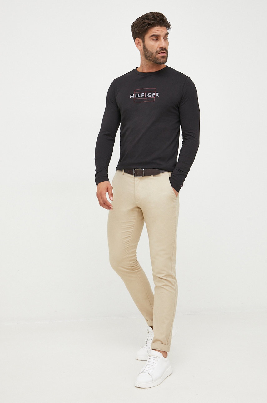 

Хлопковый лонгслив Tommy Hilfiger цвет чёрный с принтом