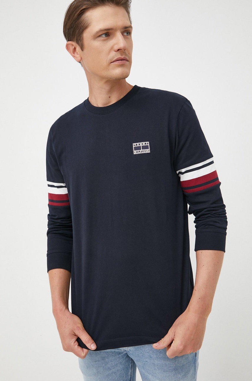 

Памучна блуза с дълги ръкави Tommy Hilfiger в тъмносиньо с апликация, Тъмносин