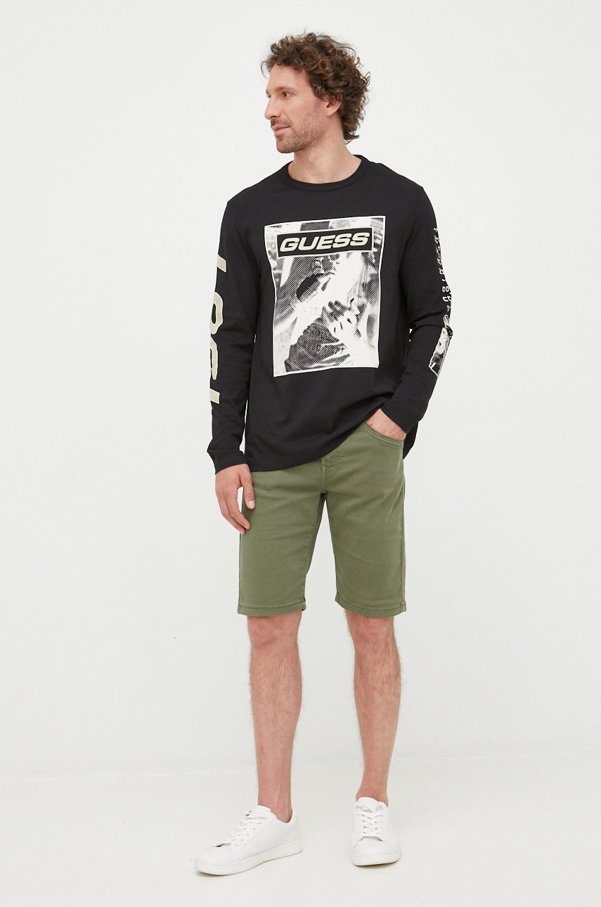 

Хлопковый лонгслив Guess цвет чёрный с принтом