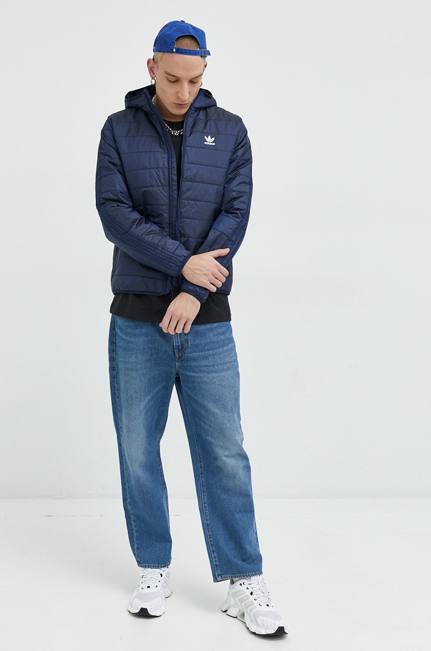 

Хлопковый лонгслив adidas Originals цвет чёрный с принтом