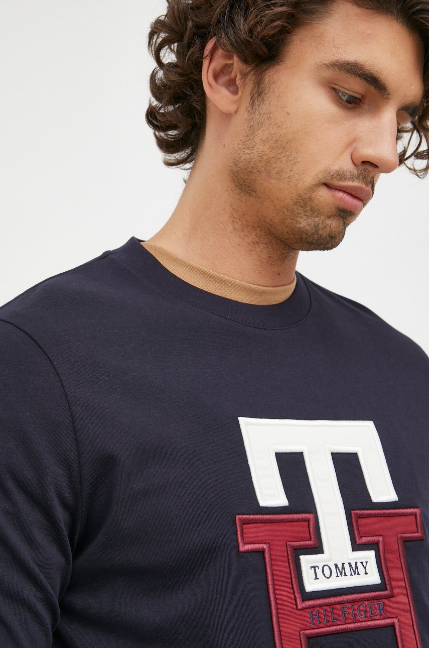 

Памучна блуза с дълги ръкави Tommy Hilfiger в тъмносиньо с апликация, Тъмносин