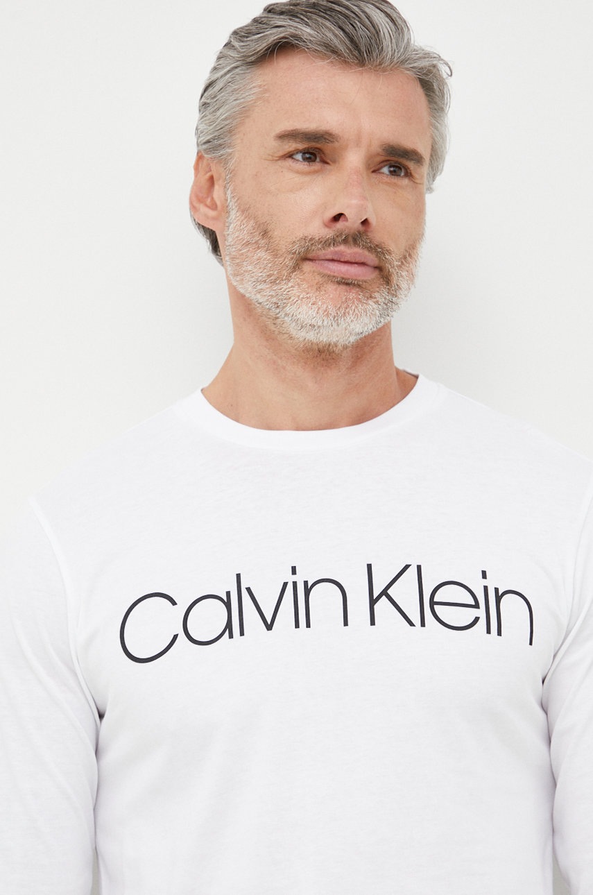 

Памучна блуза с дълги ръкави Calvin Klein в бяло с принт, Бял