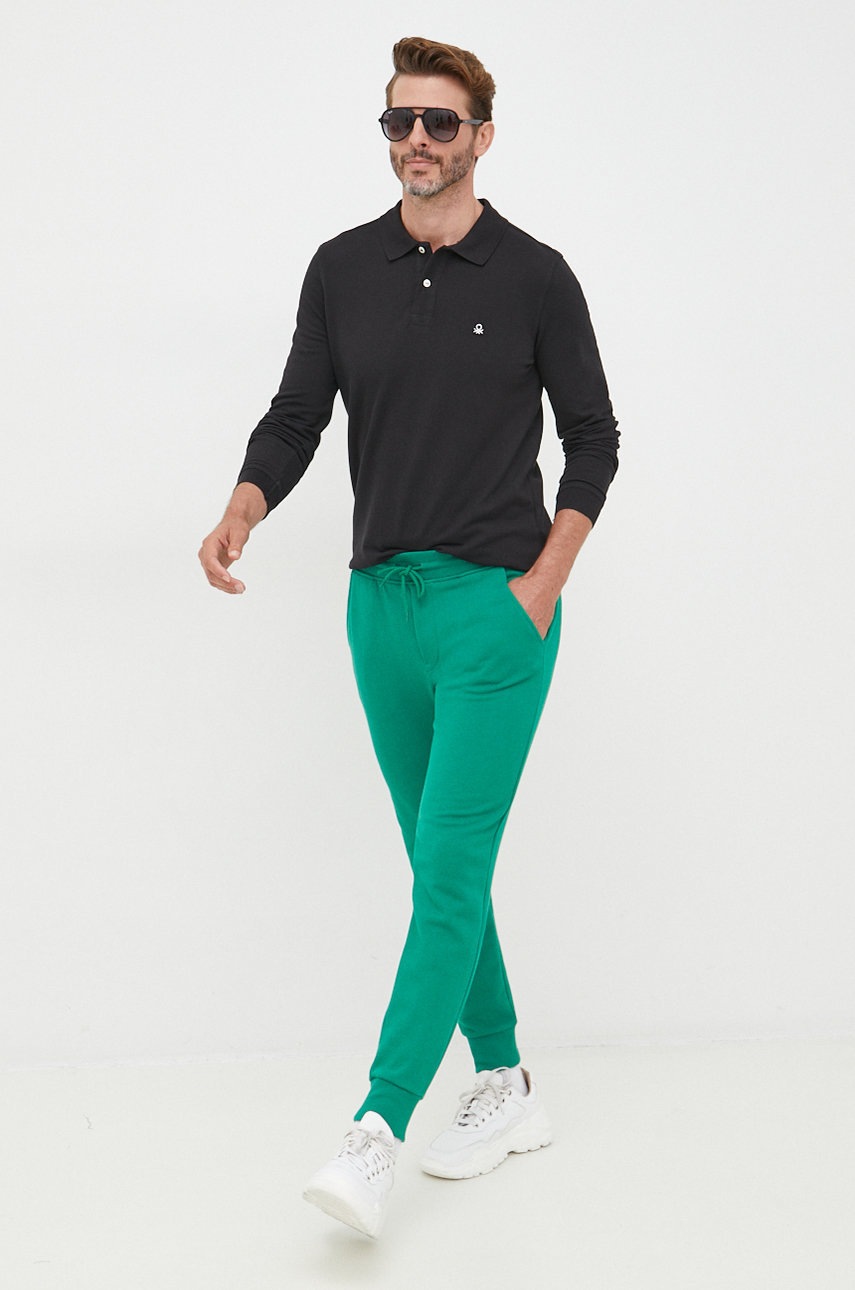 

Бавовняний лонгслів United Colors of Benetton колір чорний однотонний