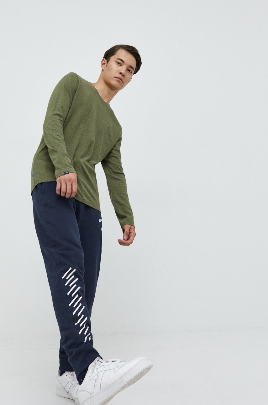 

Бавовняний лонгслів Superdry колір зелений однотонний