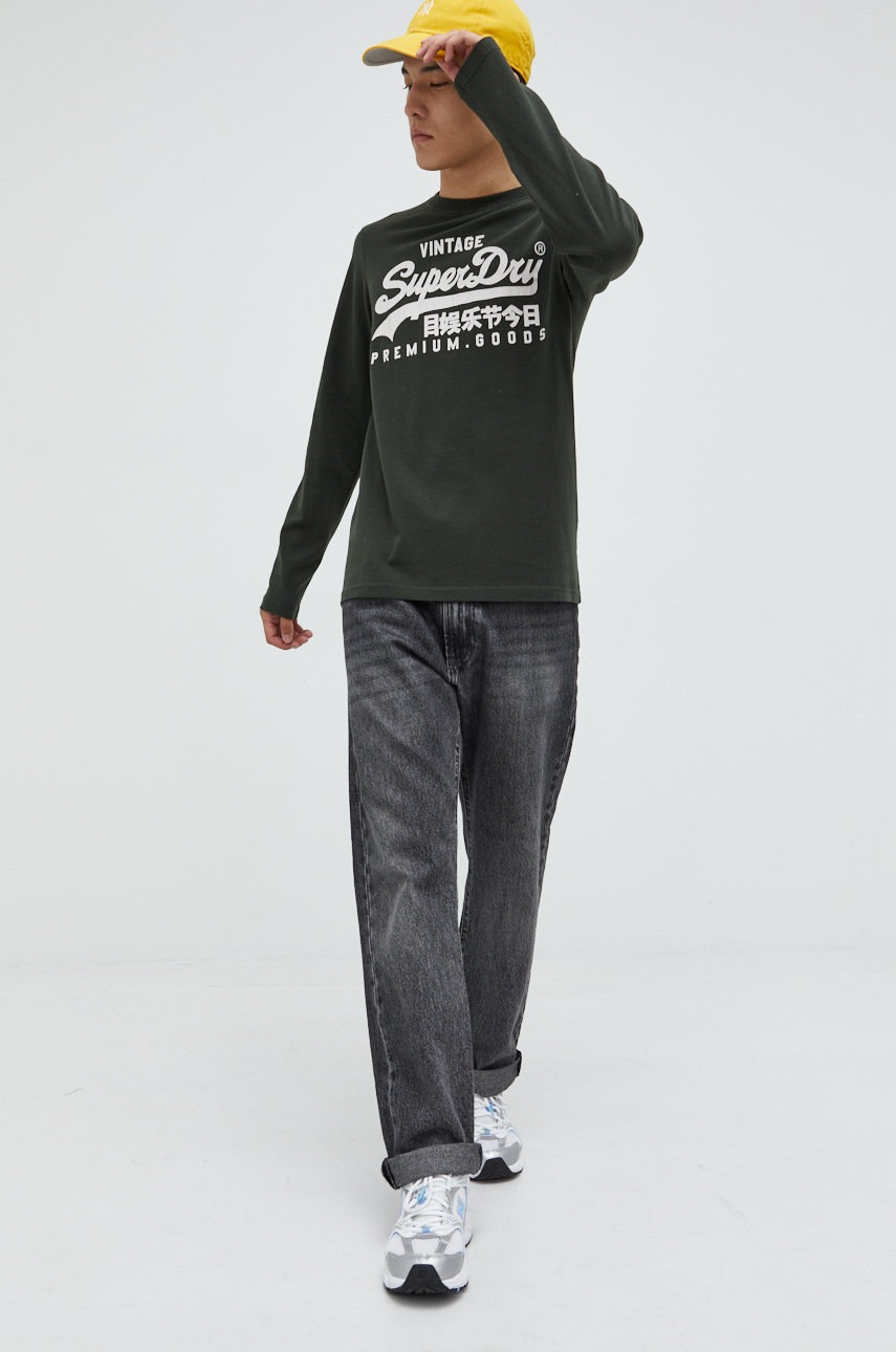 

Хлопковый лонгслив Superdry цвет зелёный с принтом