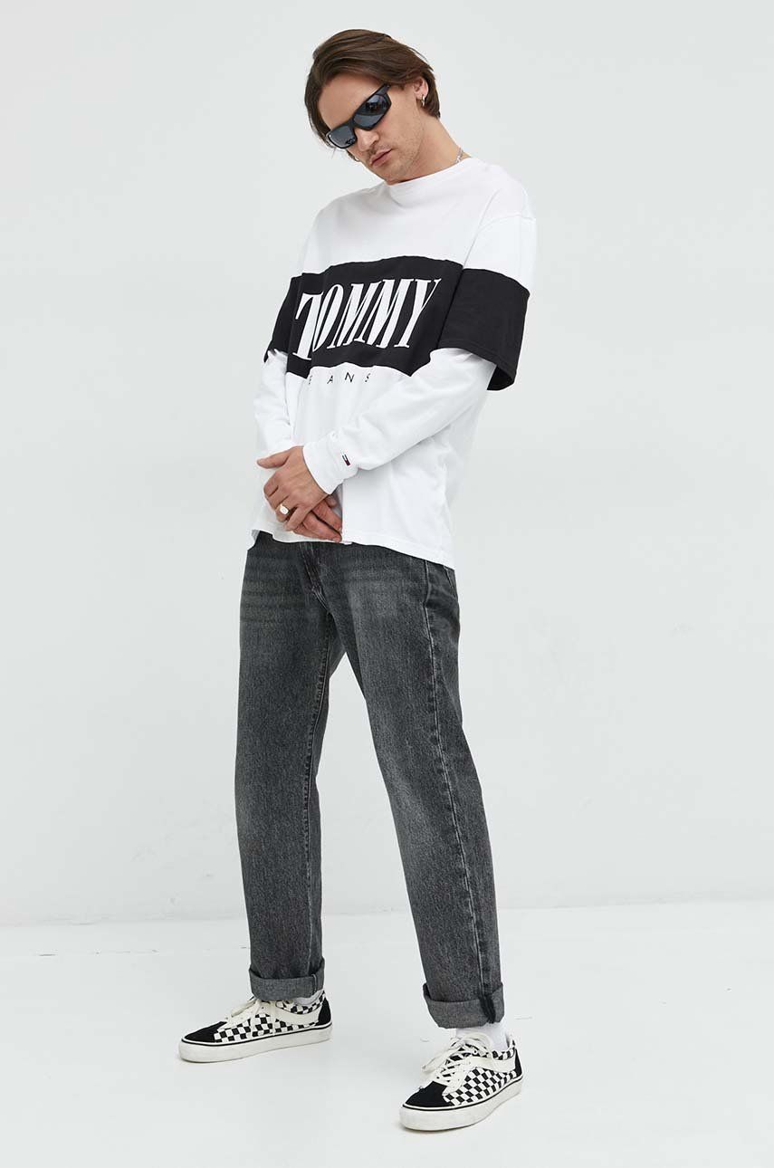 

Хлопковый лонгслив Tommy Jeans цвет белый с принтом