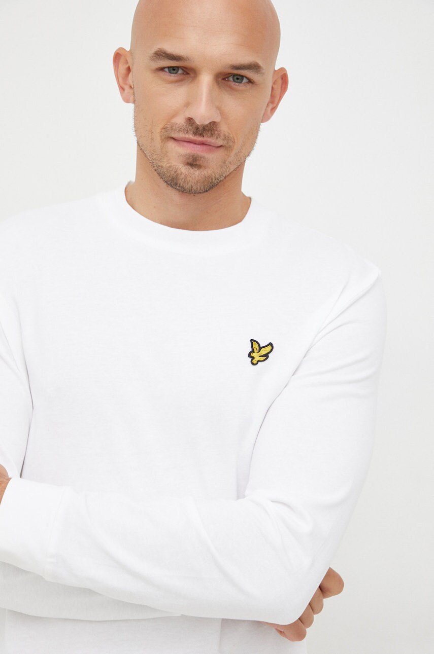 

Хлопковый лонгслив Lyle & Scott цвет белый однотонный