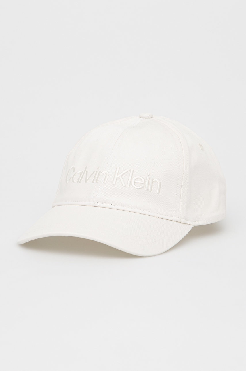 

Памучна шапка Calvin Klein в бяло с апликация, Бял