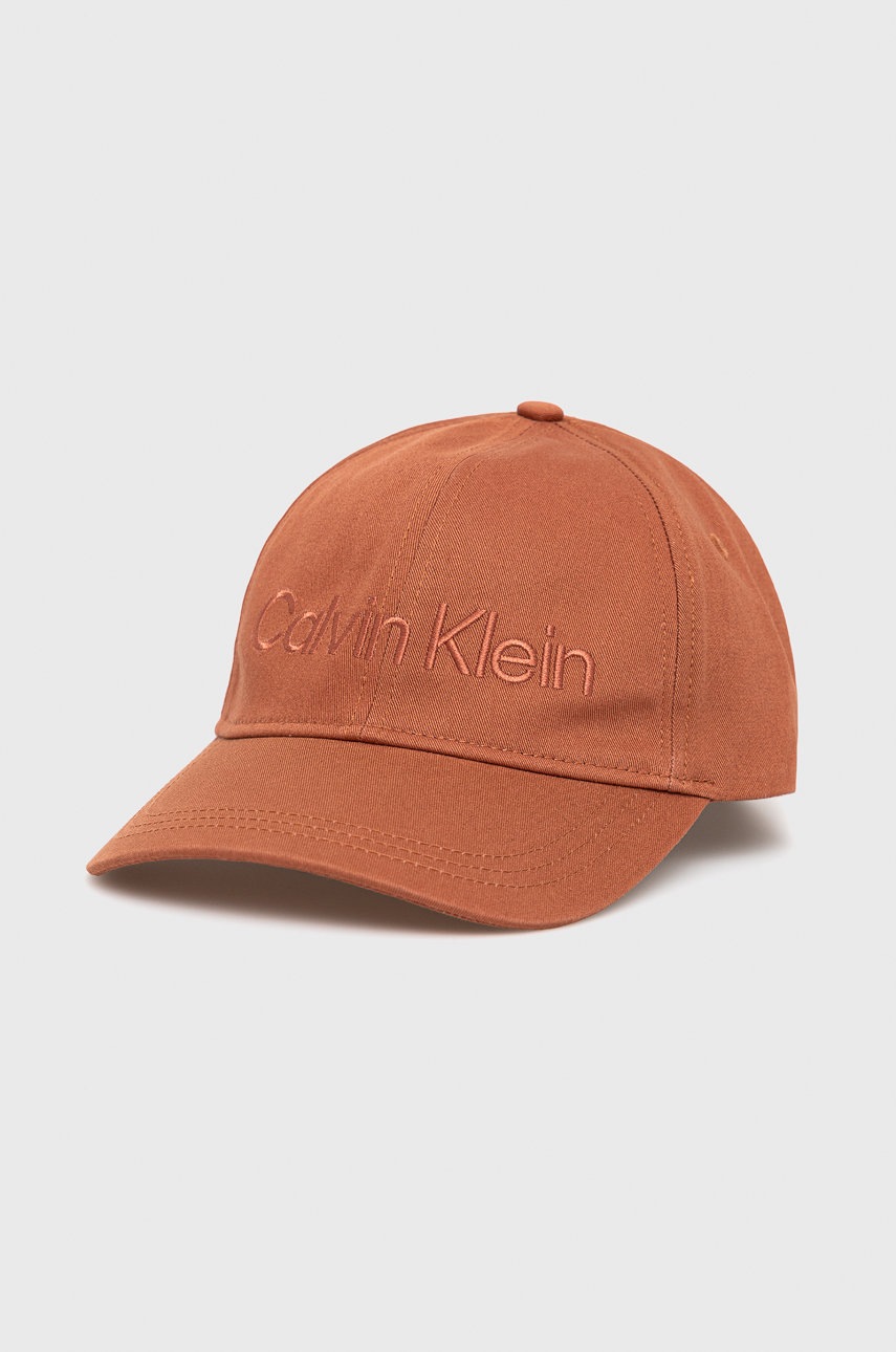 

Памучна шапка Calvin Klein в кафяво с апликация, Кафяв