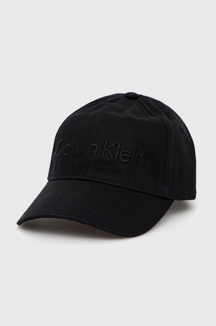 

Памучна шапка Calvin Klein в черно с апликация, Черен