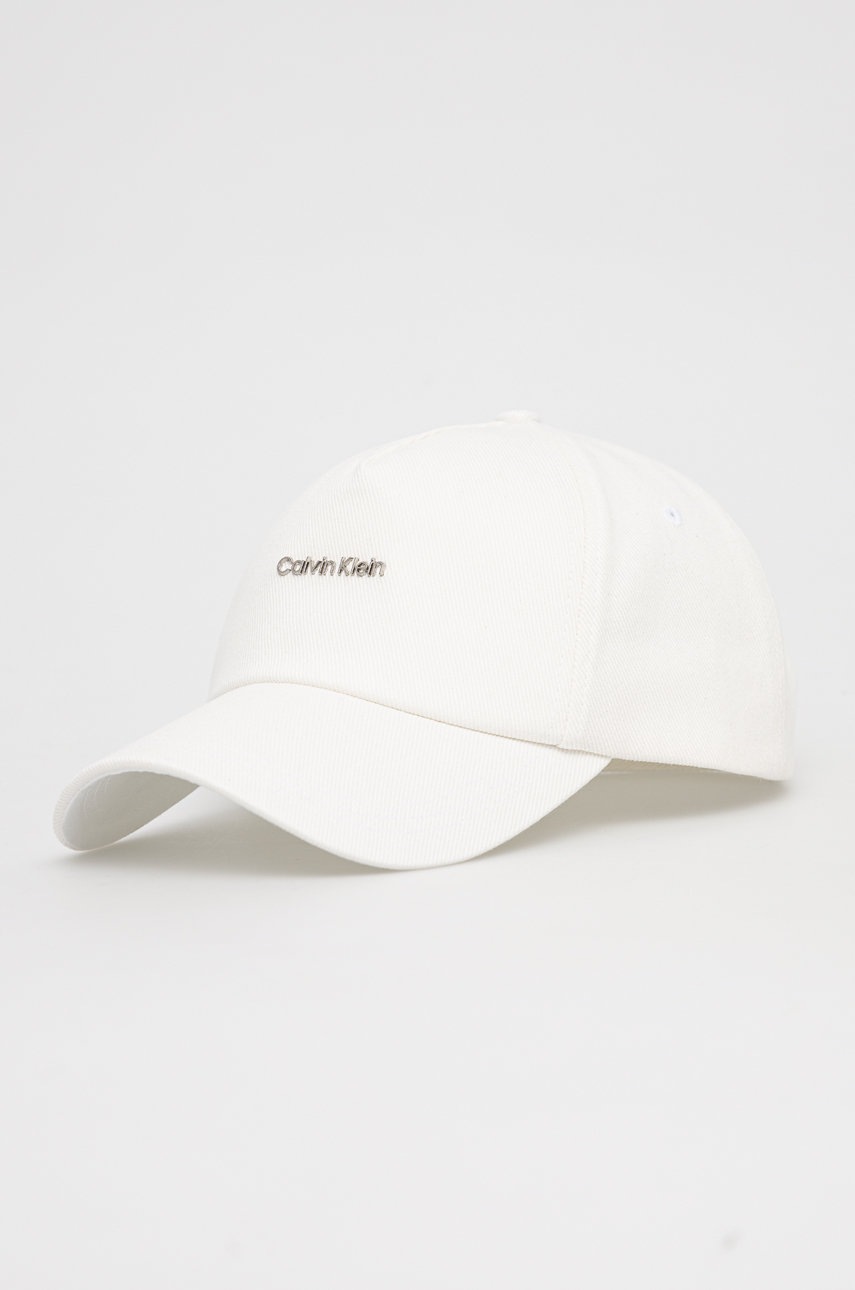 

Памучна шапка Calvin Klein в бяло с изчистен дизайн, Бял