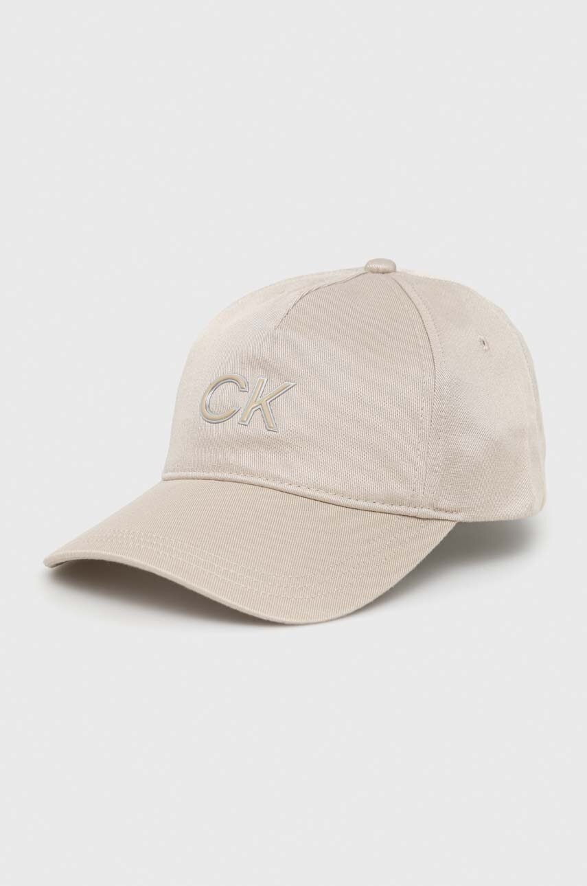 

Шапка с козирка Calvin Klein в бежово с апликация, Бежов