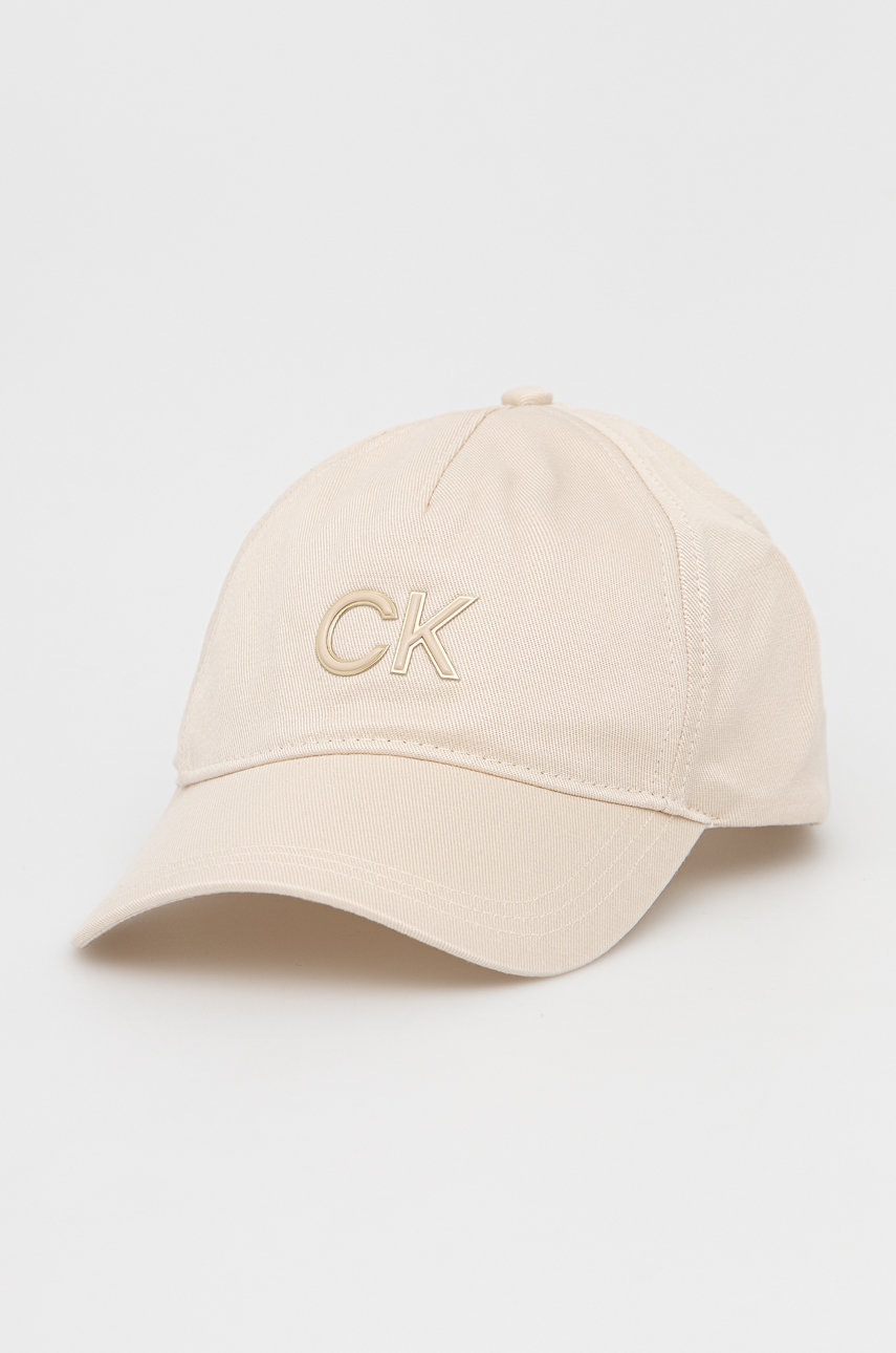

Шапка Calvin Klein в бежово с апликация, Бежов