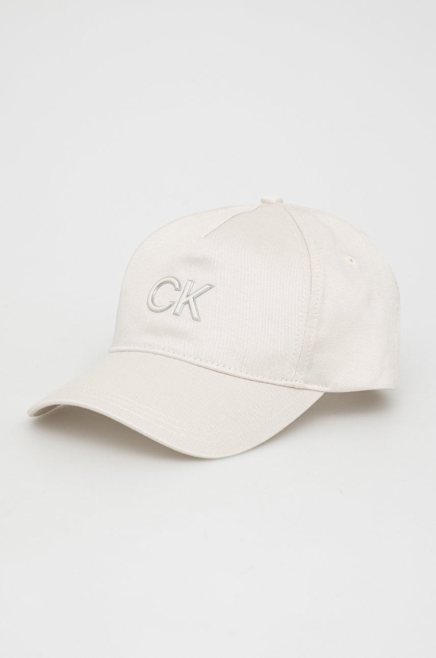 

Шапка Calvin Klein в сиво с апликация, Сив