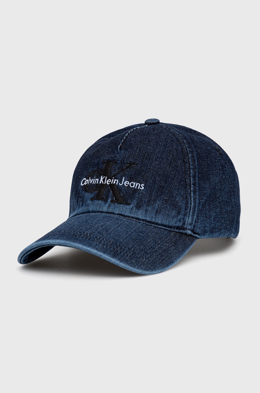 

Памучна шапка Calvin Klein Jeans в тъмносиньо с апликация, Тъмносин