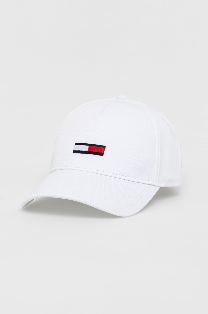 

Памучна шапка Tommy Jeans в бяло с апликация, Бял