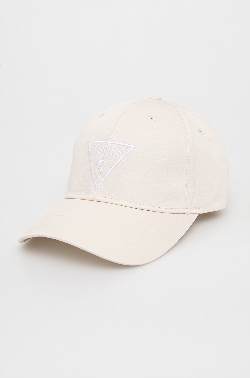 

Памучна шапка Guess в бежово с апликация, Бежов