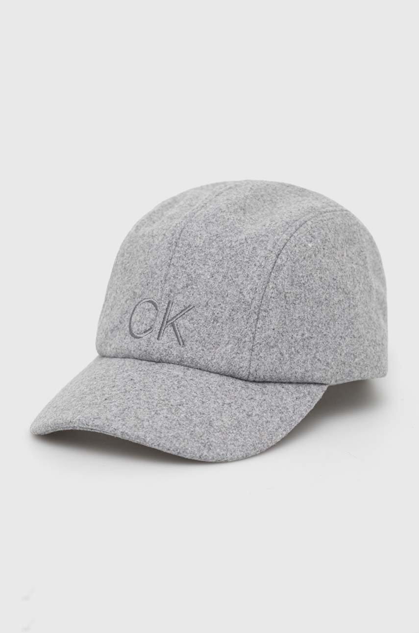 

Вълнена шапка с козирка Calvin Klein в сиво меланж на, Сив
