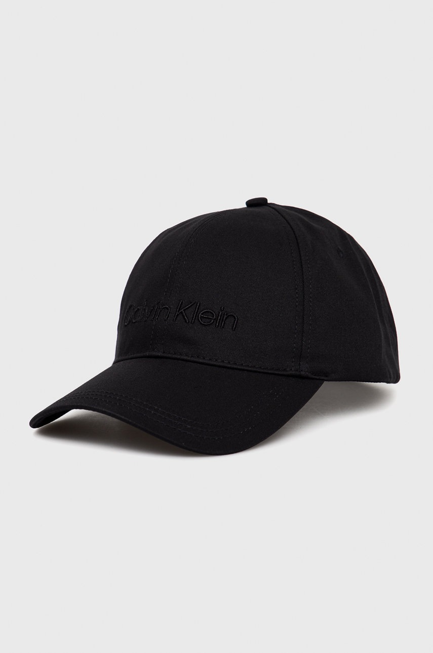 

Памучна шапка Calvin Klein в черно с изчистен дизайн, Черен