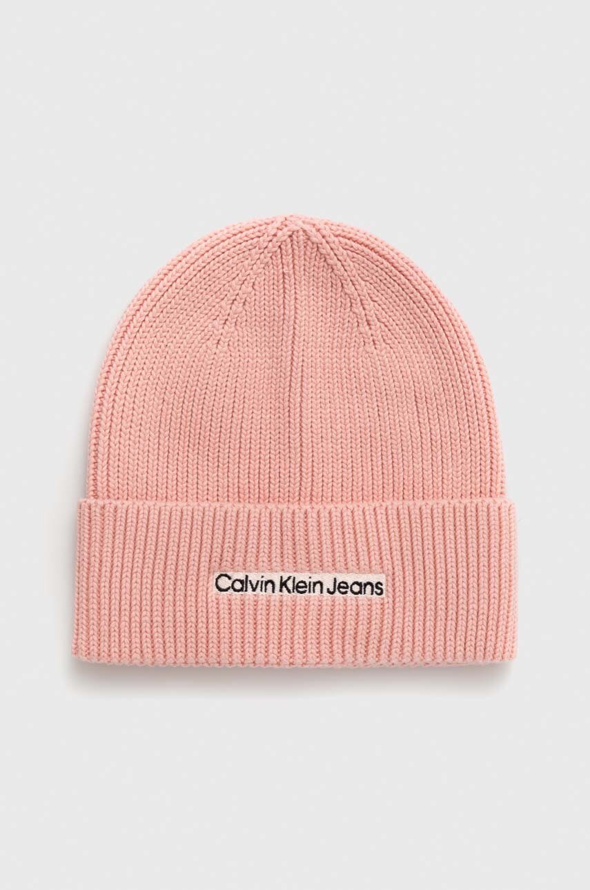 

Памучна шапка Calvin Klein Jeans в розово от плътен трикотаж от памук, Розов