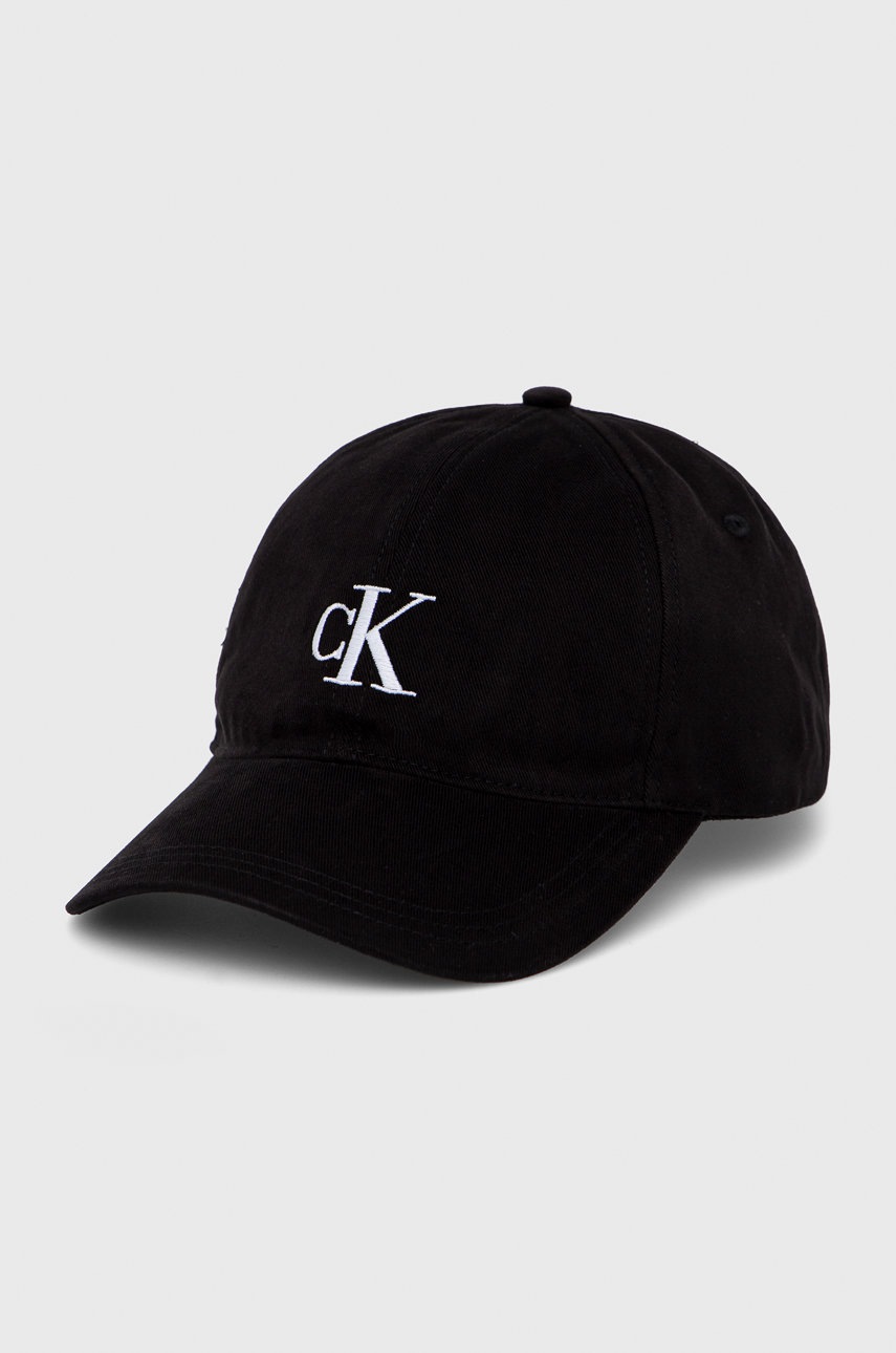 

Памучна шапка с козирка Calvin Klein Jeans в черно с апликация, Черен