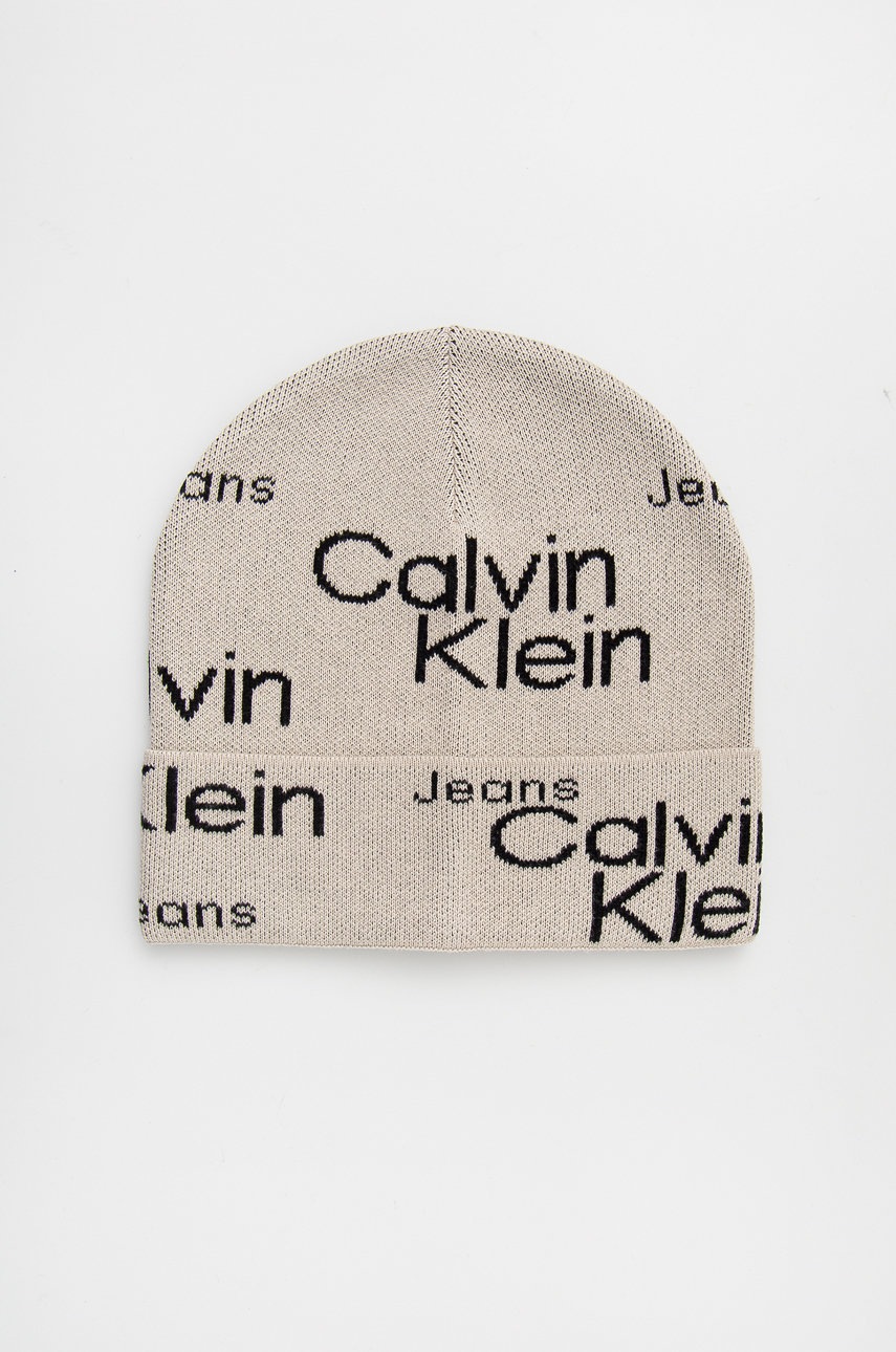 

Памучна шапка Calvin Klein Jeans в бежово с фина плетка от памук, Бежов