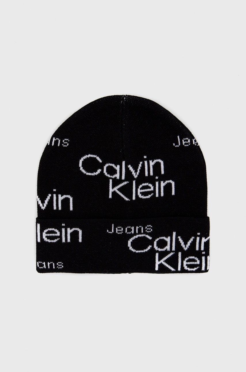 

Памучна шапка Calvin Klein Jeans в черно с фина плетка от памук, Черен