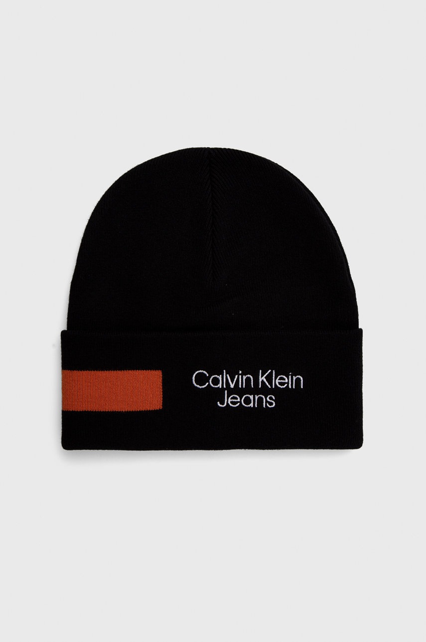 

Памучна шапка Calvin Klein Jeans в черно от плътен трикотаж от памук, Черен