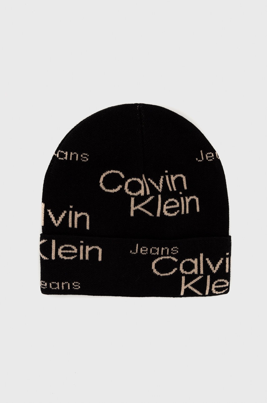

Памучна шапка Calvin Klein Jeans в черно от памук, Черен