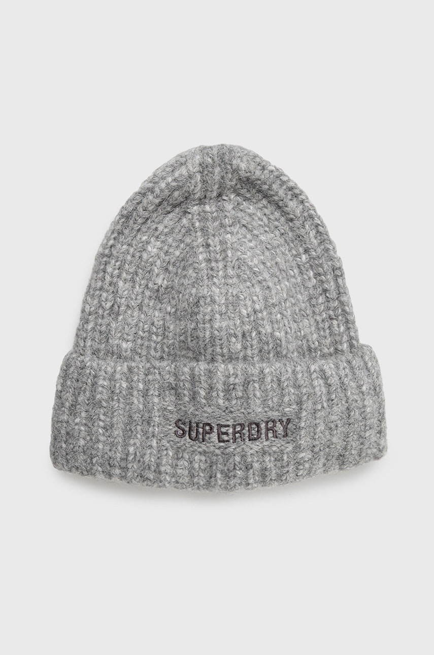 

Шапка с вълна Superdry в сиво от плътен трикотаж, Сив